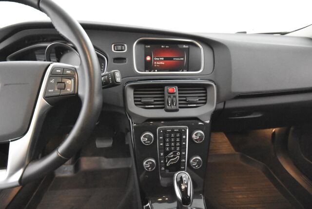 Volvo V40 2019 T2 Dynamic Edition aut / LED / Keyless / Webasto / VOC / Jakopää + huolto 6/25