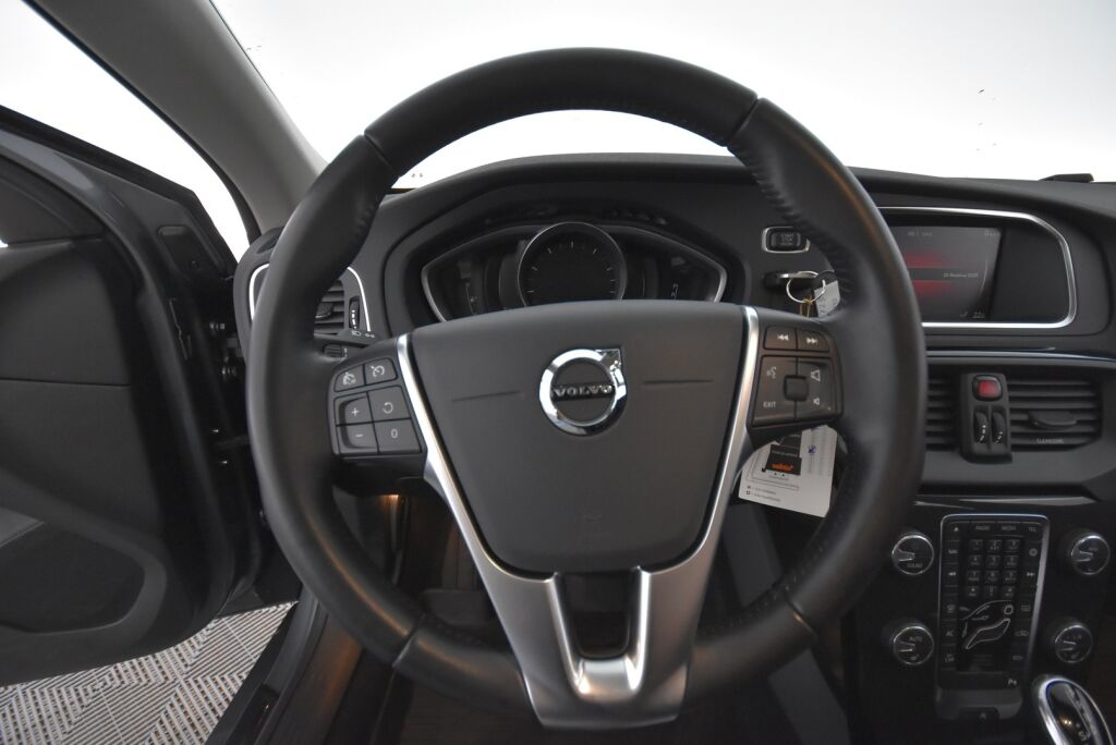 Volvo V40 2019 T2 Dynamic Edition aut / LED / Keyless / Webasto / VOC / Jakopää + huolto 6/25
