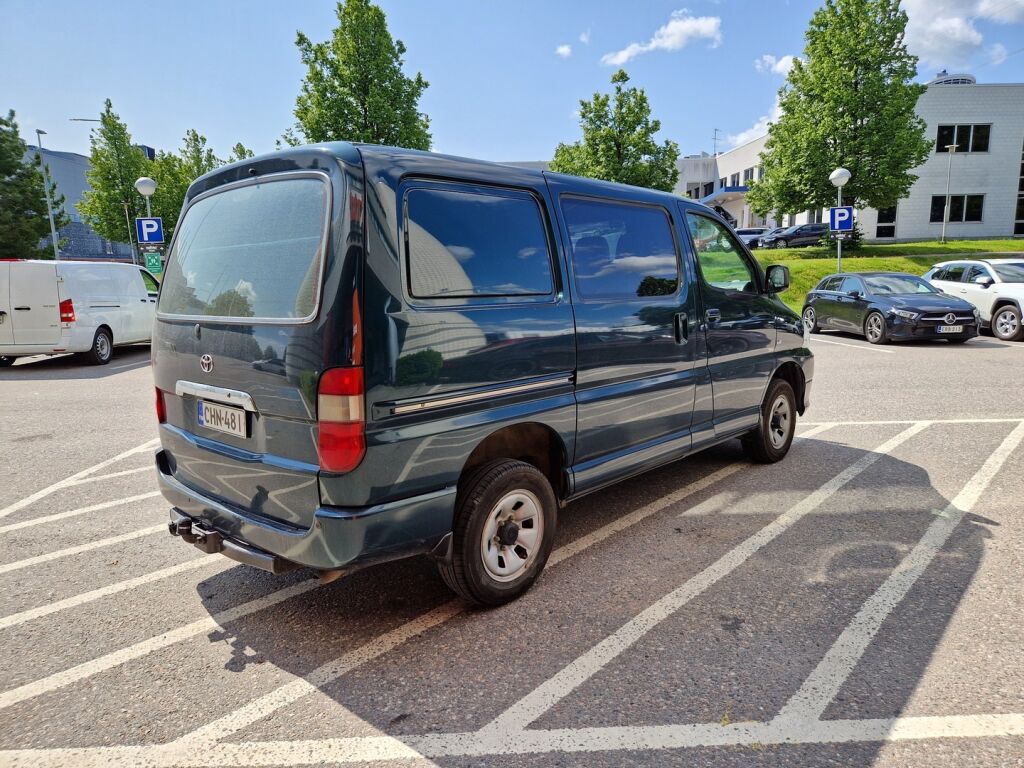 Toyota Hiace 2010 2,5 D-4D 4WD 117 5ov / Super hieno / 5 ovea / Vähän ajettu / Koukku / Jakopää tehty 05/2025