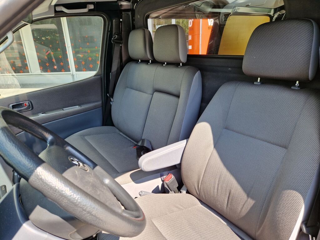 Toyota Hiace 2010 2,5 D-4D 4WD 117 5ov / Super hieno / 5 ovea / Vähän ajettu / Koukku / Jakopää tehty 05/2025