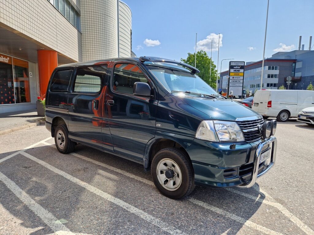 Toyota Hiace 2010 2,5 D-4D 4WD 117 5ov / Super hieno / 5 ovea / Vähän ajettu / Koukku / Jakopää tehty 05/2025