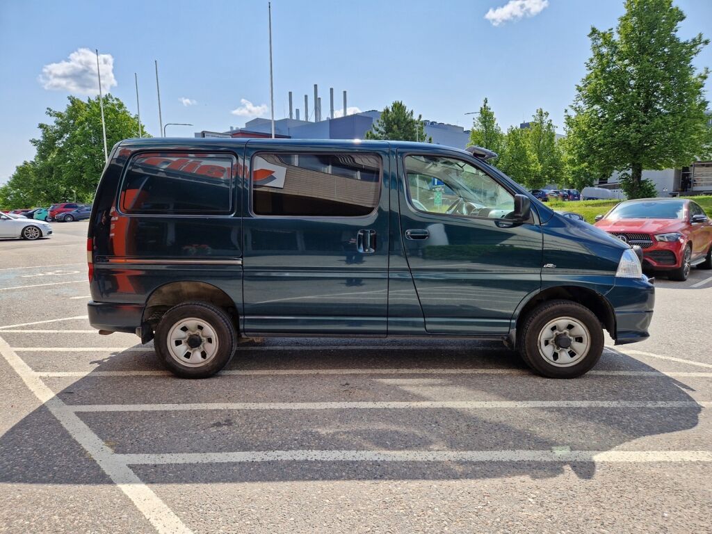 Toyota Hiace 2010 2,5 D-4D 4WD 117 5ov / Super hieno / 5 ovea / Vähän ajettu / Koukku / Jakopää tehty 05/2025