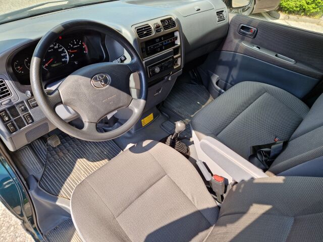 Toyota Hiace 2010 2,5 D-4D 4WD 117 5ov / Super hieno / 5 ovea / Vähän ajettu / Koukku / Jakopää tehty 05/2025