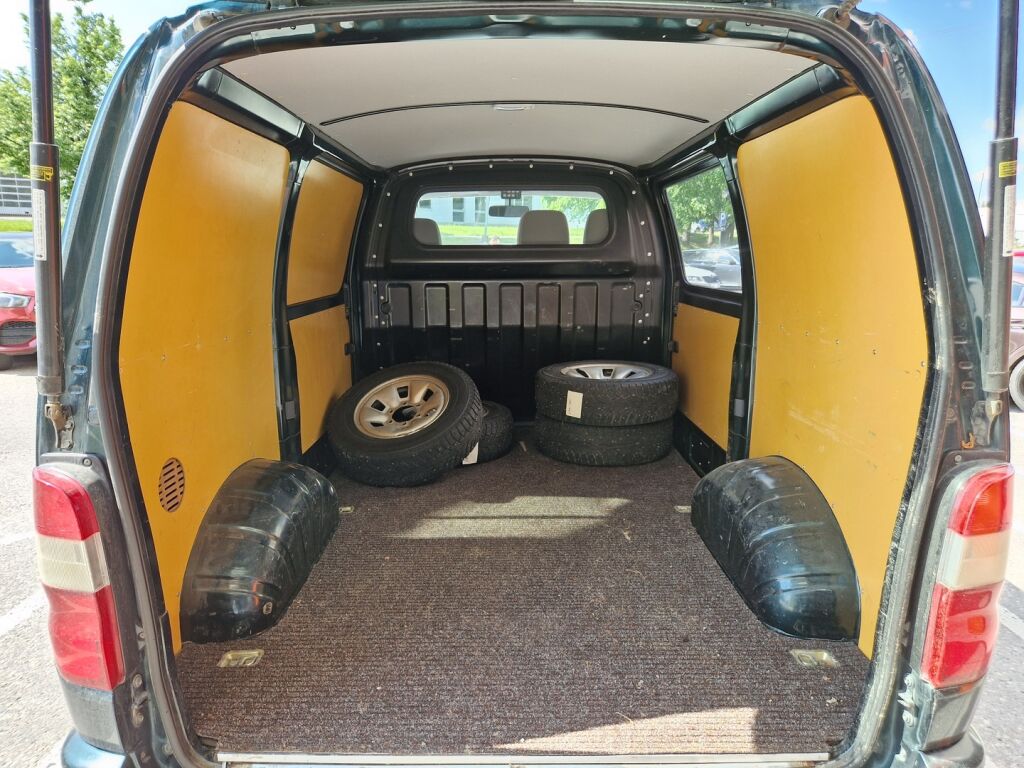 Toyota Hiace 2010 2,5 D-4D 4WD 117 5ov / Super hieno / 5 ovea / Vähän ajettu / Koukku / Jakopää tehty 05/2025