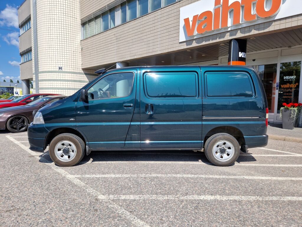 Toyota Hiace 2010 2,5 D-4D 4WD 117 5ov / Super hieno / 5 ovea / Vähän ajettu / Koukku / Jakopää tehty 05/2025