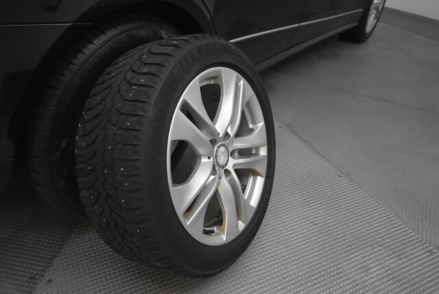 Mercedes-Benz E 2011 350 CDI 4Matic A / Navi / Osanahkaverhoilu / xenon / Ilma-alusta