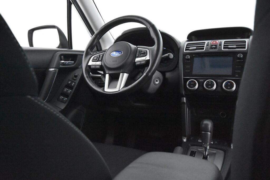 Subaru Forester 2017 2,0i XS CVT / Vetokoukku / Moottorinlämmitin / Led-ajovalot / X-Mode