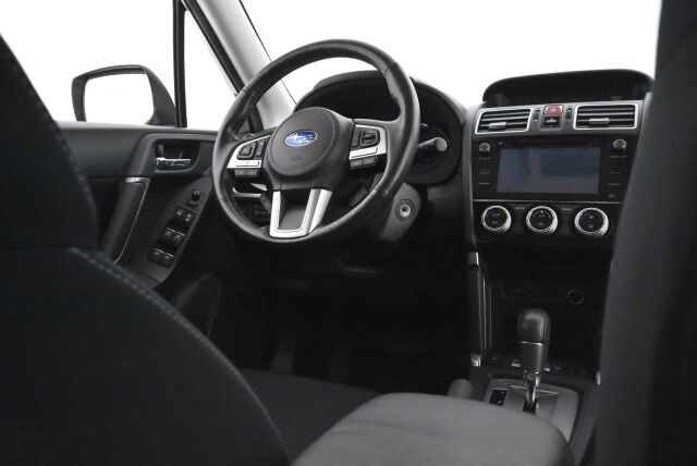 Subaru Forester 2017 2,0i XS CVT / Vetokoukku / Moottorinlämmitin / Led-ajovalot / X-Mode