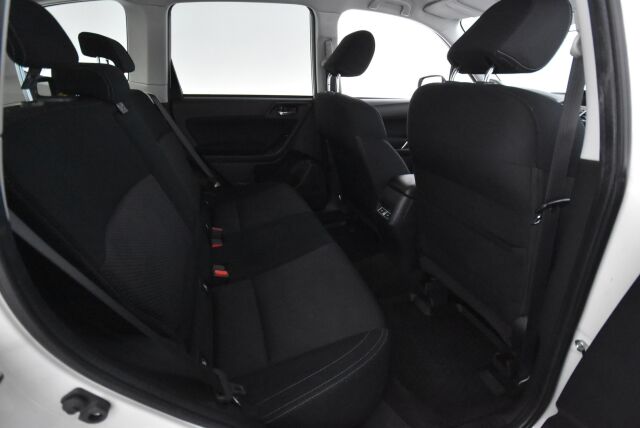 Subaru Forester 2017 2,0i XS CVT / Vetokoukku / Moottorinlämmitin / Led-ajovalot / X-Mode