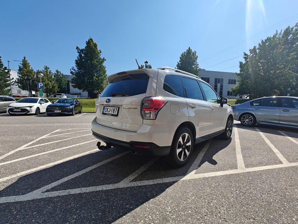 Subaru Forester 2017 2,0i XS CVT / Vetokoukku / Moottorinlämmitin / Led-ajovalot / X-Mode