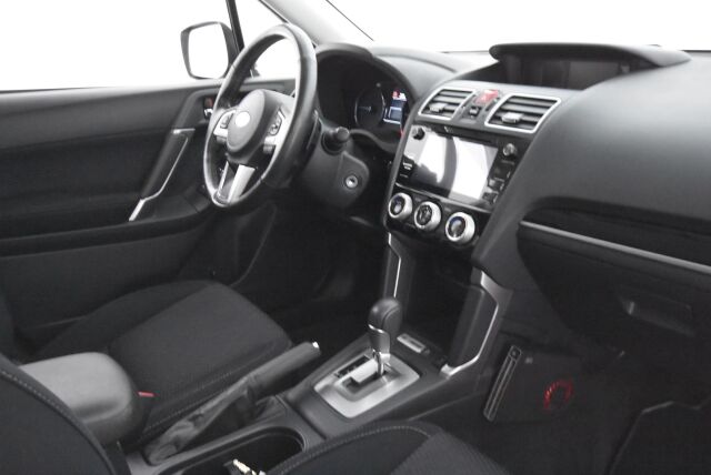 Subaru Forester 2017 2,0i XS CVT / Vetokoukku / Moottorinlämmitin / Led-ajovalot / X-Mode
