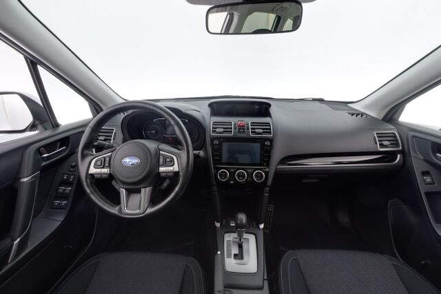 Subaru Forester 2017 2,0i XS CVT / Vetokoukku / Moottorinlämmitin / Led-ajovalot / X-Mode