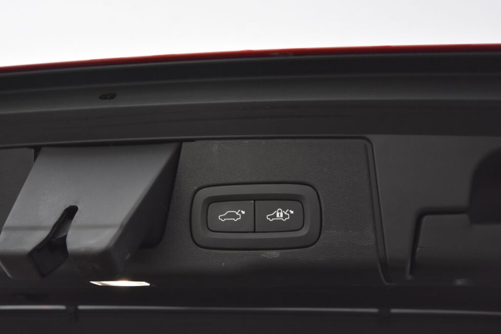 Volvo XC60 2018 T8 AWD R-Design aut / VOC / Adap.vakionopeudensäädin / Vetokoukku / Panoraama - RAHOITUS TÄHÄN AUTOON VAIN 3.99% - 