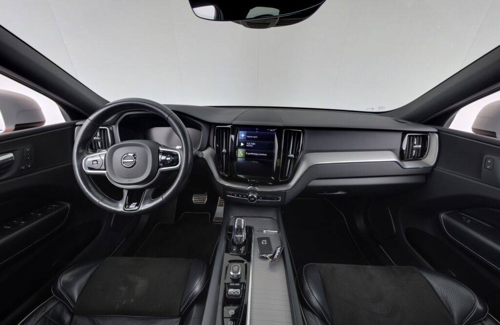 Volvo XC60 2018 T8 AWD R-Design aut / VOC / Adap.vakionopeudensäädin / Vetokoukku / Panoraama - RAHOITUS TÄHÄN AUTOON VAIN 3.99% - 