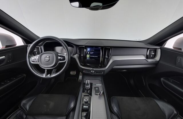 Volvo XC60 2018 T8 AWD R-Design aut / VOC / Adap.vakionopeudensäädin / Vetokoukku / Panoraama - RAHOITUS TÄHÄN AUTOON VAIN 3.99% - 