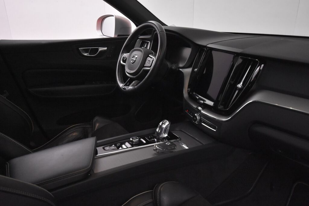 Volvo XC60 2018 T8 AWD R-Design aut / VOC / Adap.vakionopeudensäädin / Vetokoukku / Panoraama - RAHOITUS TÄHÄN AUTOON VAIN 3.99% - 