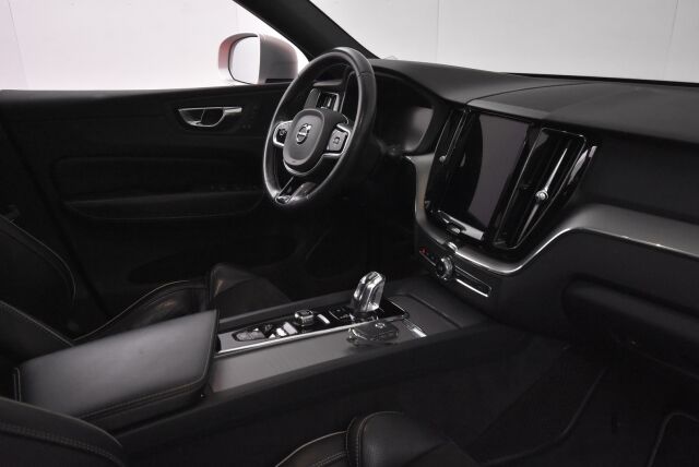 Volvo XC60 2018 T8 AWD R-Design aut / VOC / Adap.vakionopeudensäädin / Vetokoukku / Panoraama - RAHOITUS TÄHÄN AUTOON VAIN 3.99% - 
