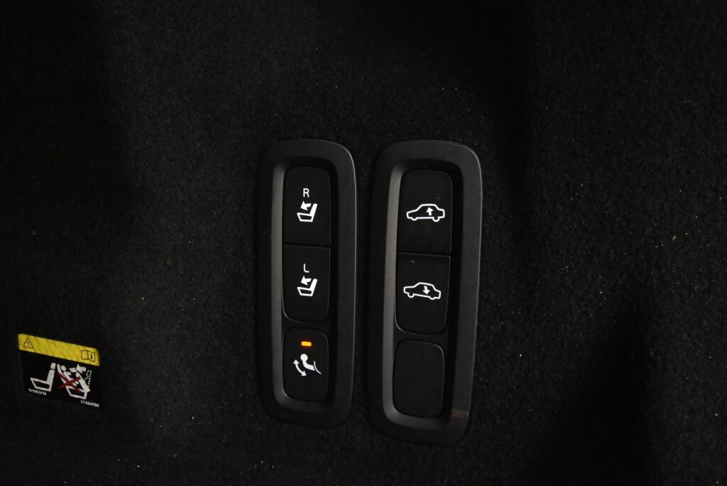 Volvo XC60 2018 T8 AWD R-Design aut / VOC / Adap.vakionopeudensäädin / Vetokoukku / Panoraama - RAHOITUS TÄHÄN AUTOON VAIN 3.99% - 