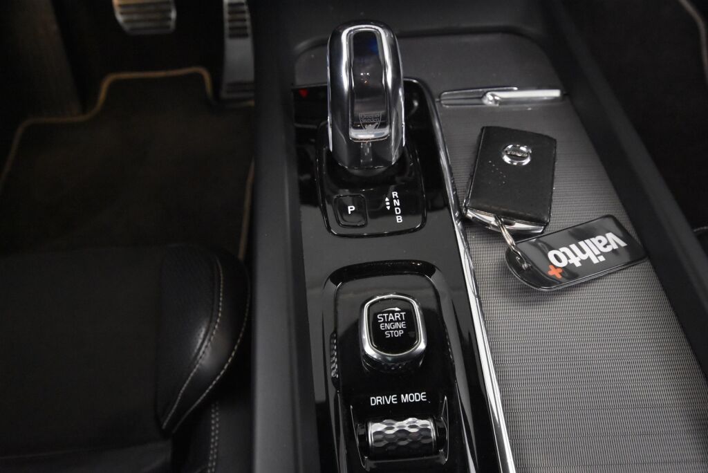 Volvo XC60 2018 T8 AWD R-Design aut / VOC / Adap.vakionopeudensäädin / Vetokoukku / Panoraama - RAHOITUS TÄHÄN AUTOON VAIN 3.99% - 