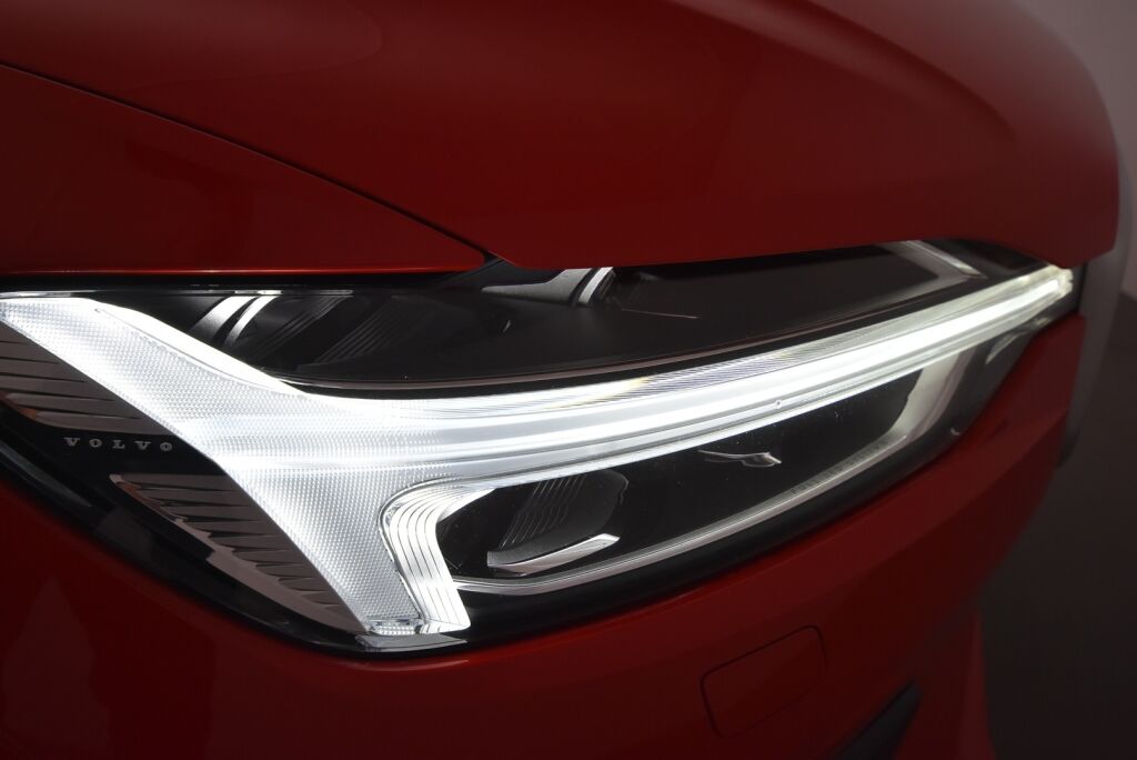 Volvo XC60 2018 T8 AWD R-Design aut / VOC / Adap.vakionopeudensäädin / Vetokoukku / Panoraama - RAHOITUS TÄHÄN AUTOON VAIN 3.99% - 