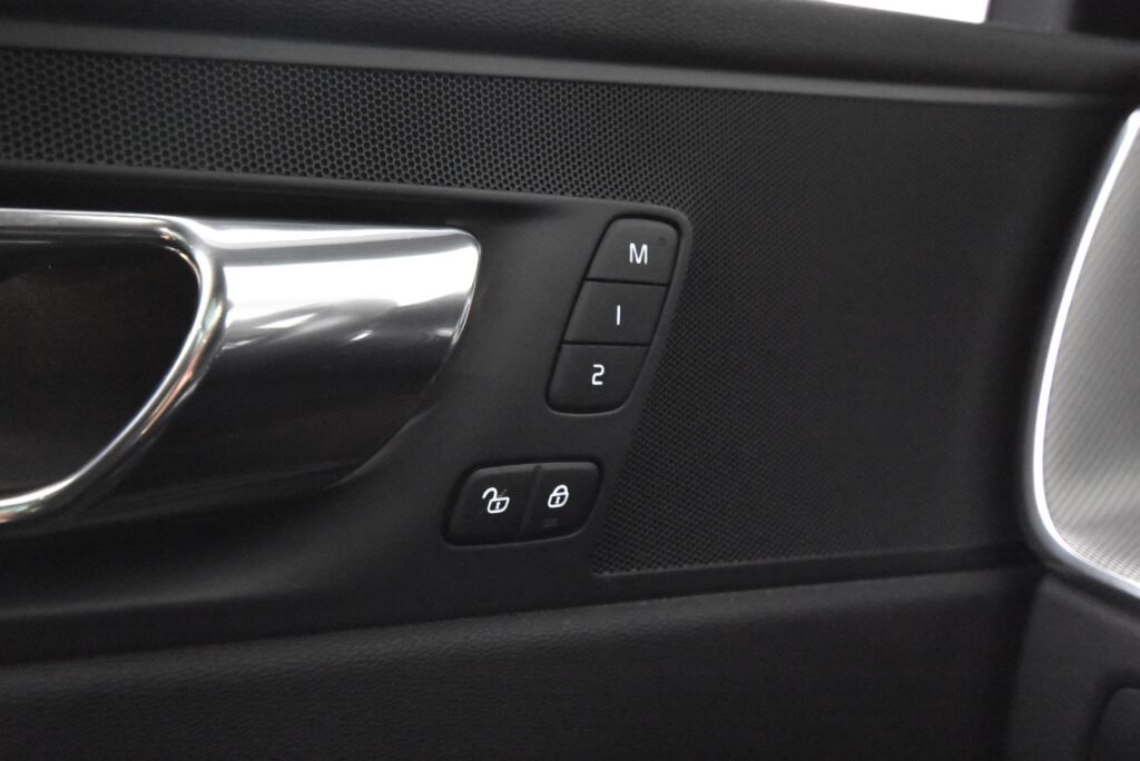 Volvo XC60 2018 T8 AWD R-Design aut / VOC / Adap.vakionopeudensäädin / Vetokoukku / Panoraama - RAHOITUS TÄHÄN AUTOON VAIN 3.99% - 