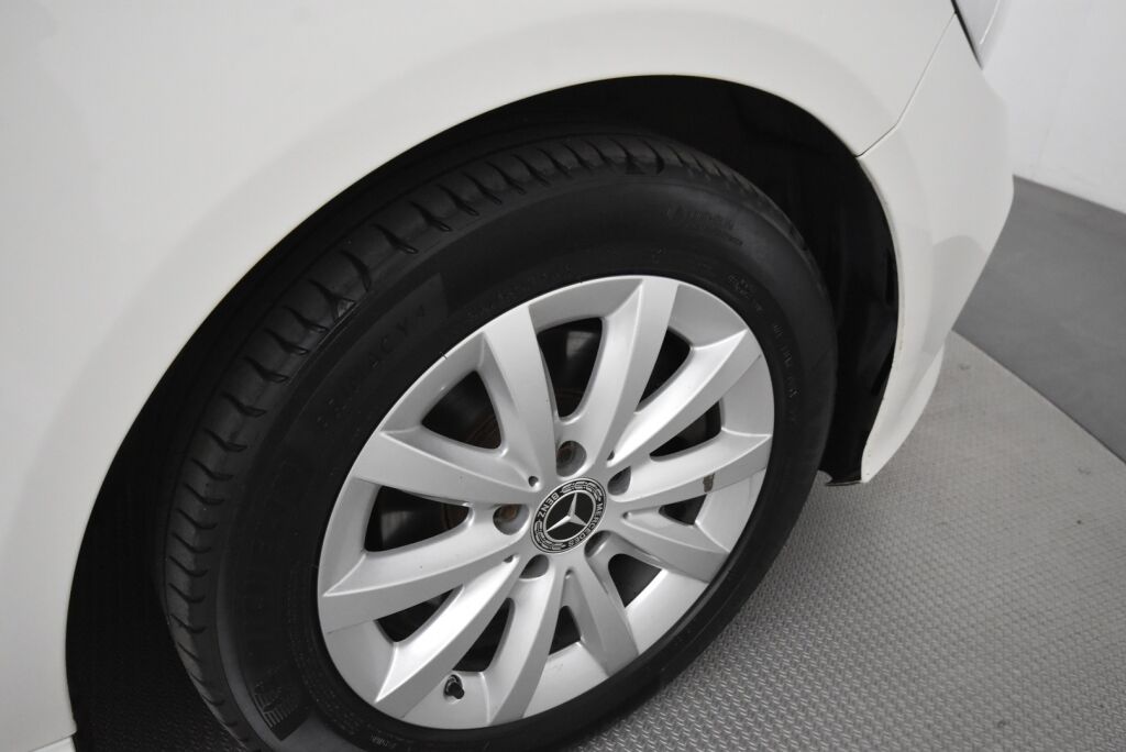 Mercedes-Benz A 2017 180 A Suomi 100 Edition / Juuri huollettu / High Performance valot / Vetokoukku