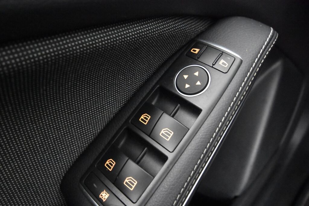 Mercedes-Benz A 2017 180 A Suomi 100 Edition / Juuri huollettu / High Performance valot / Vetokoukku