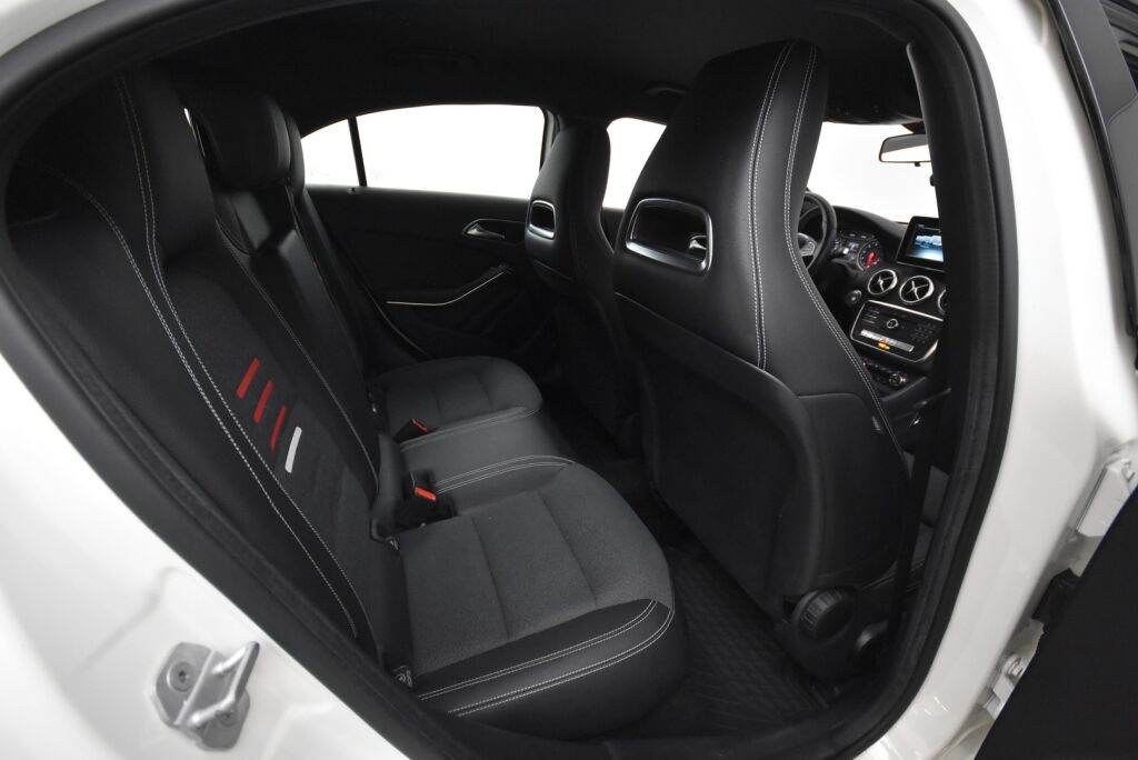 Mercedes-Benz A 2017 180 A Suomi 100 Edition / Juuri huollettu / High Performance valot / Vetokoukku
