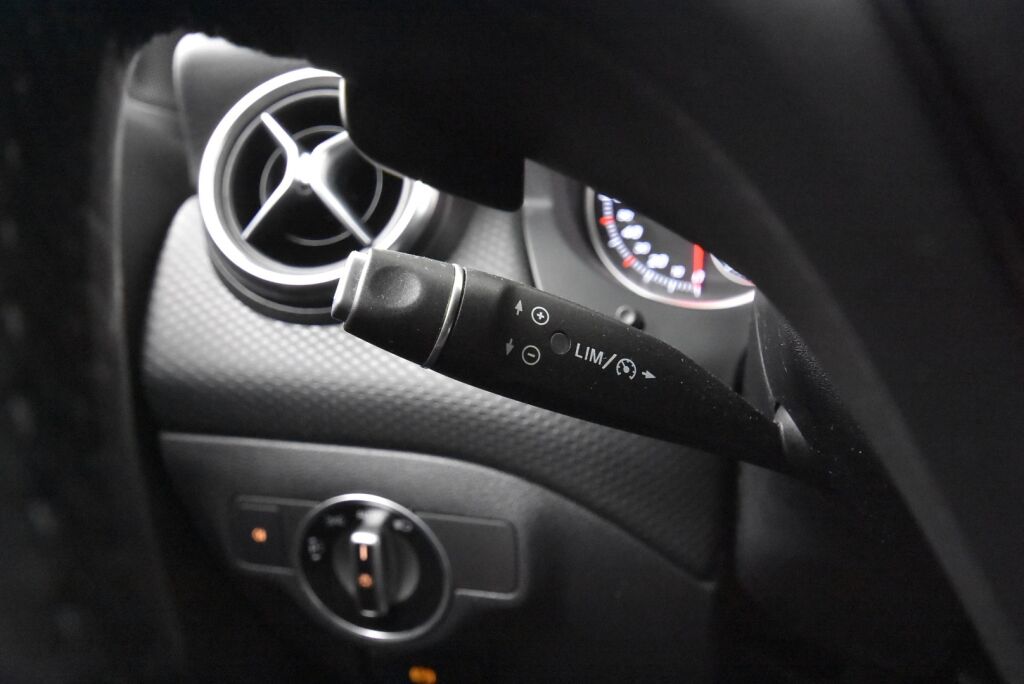 Mercedes-Benz A 2017 180 A Suomi 100 Edition / Juuri huollettu / High Performance valot / Vetokoukku