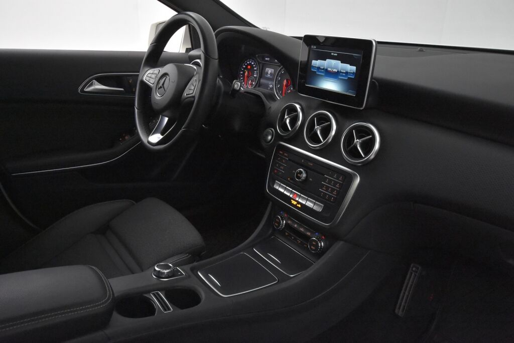 Mercedes-Benz A 2017 180 A Suomi 100 Edition / Juuri huollettu / High Performance valot / Vetokoukku