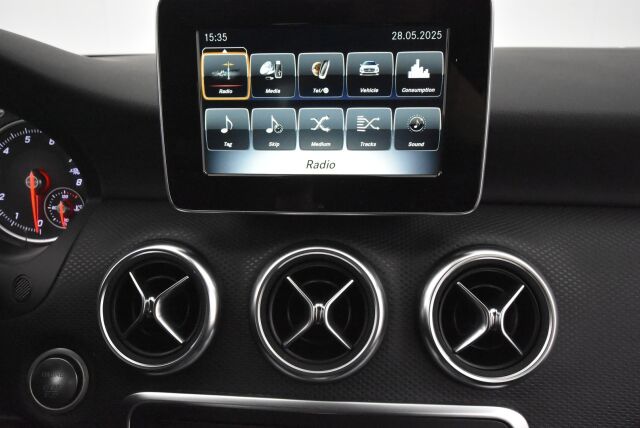 Mercedes-Benz A 2017 180 A Suomi 100 Edition / Juuri huollettu / High Performance valot / Vetokoukku