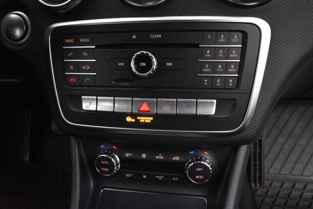 Mercedes-Benz A 2017 180 A Suomi 100 Edition / Juuri huollettu / High Performance valot / Vetokoukku