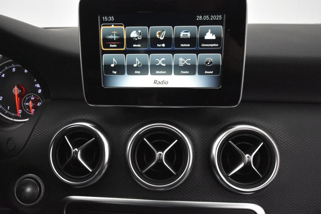 Mercedes-Benz A 2017 180 A Suomi 100 Edition / Juuri huollettu / High Performance valot / Vetokoukku