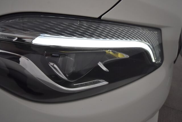 Mercedes-Benz A 2017 180 A Suomi 100 Edition / Juuri huollettu / High Performance valot / Vetokoukku