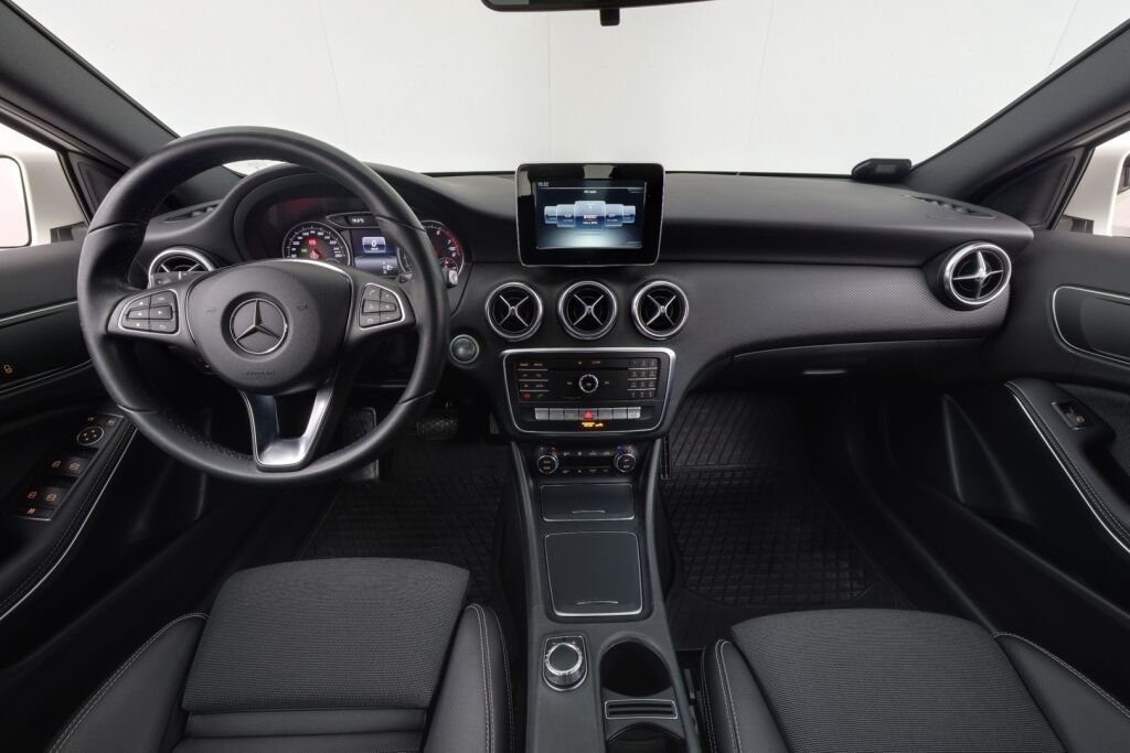 Mercedes-Benz A 2017 180 A Suomi 100 Edition / Juuri huollettu / High Performance valot / Vetokoukku