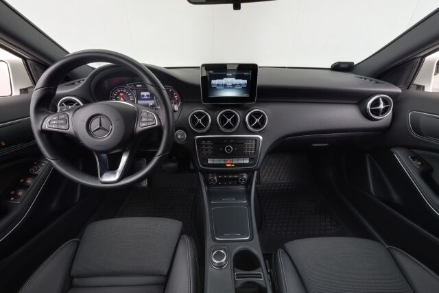 Mercedes-Benz A 2017 180 A Suomi 100 Edition / Juuri huollettu / High Performance valot / Vetokoukku