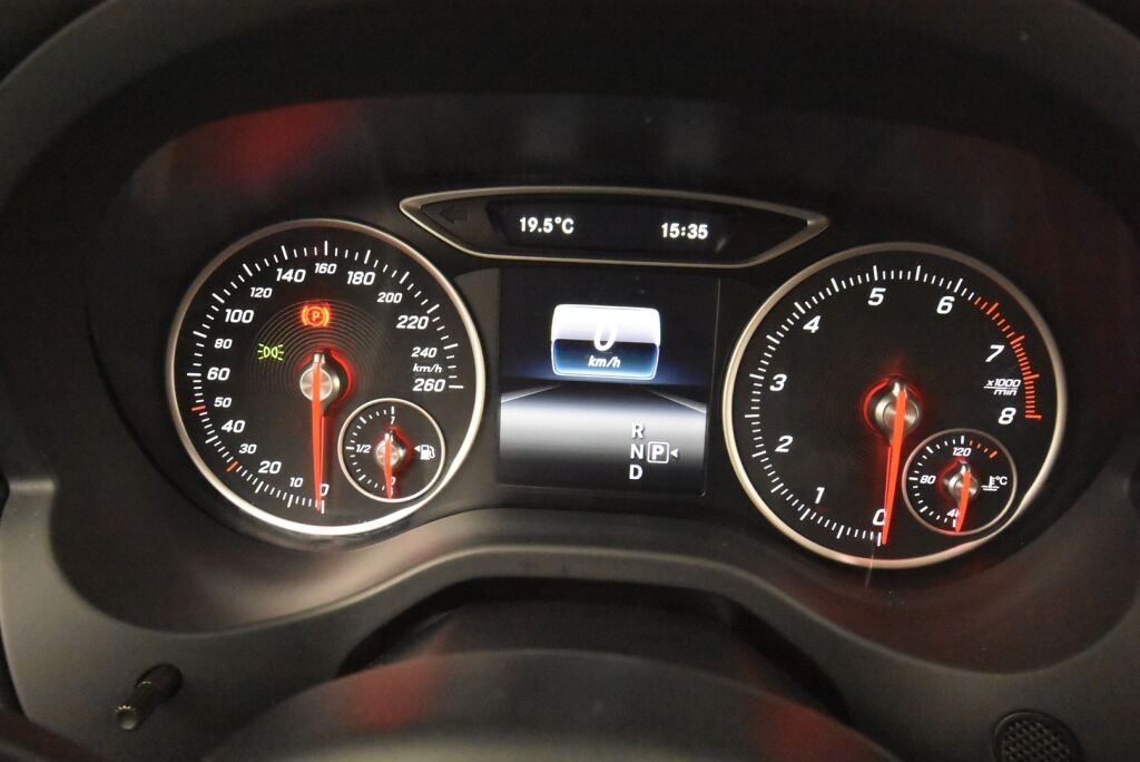 Mercedes-Benz A 2017 180 A Suomi 100 Edition / Juuri huollettu / High Performance valot / Vetokoukku