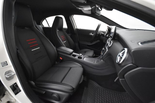 Mercedes-Benz A 2017 180 A Suomi 100 Edition / Juuri huollettu / High Performance valot / Vetokoukku