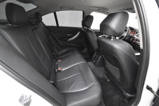 BMW 318 2018 F30 Sedan 318i A Business Exclusive / Facelift / Sporttipenkit/ Ledivalot