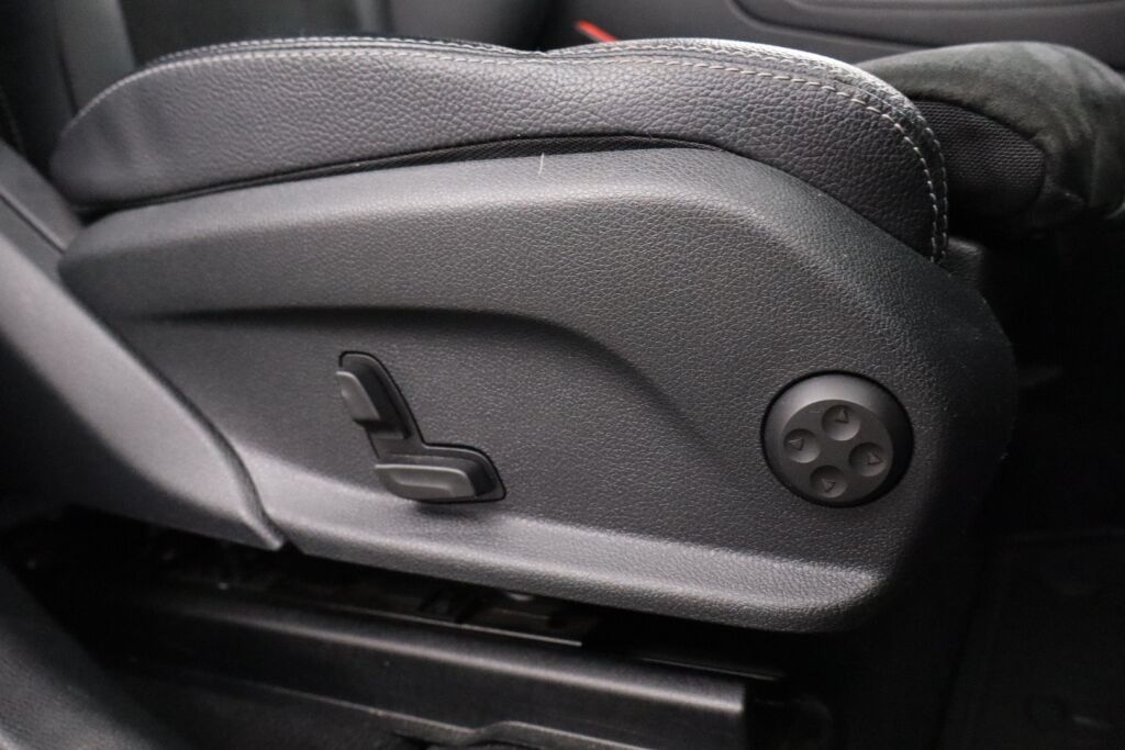 Mercedes-Benz GLC 2015 220 d 4Matic A Premium Business / AMG sisäpaketti / Vetokoukku / ILS / 360° kamera / Lohkolämmitin + Sp / Sport-penkit