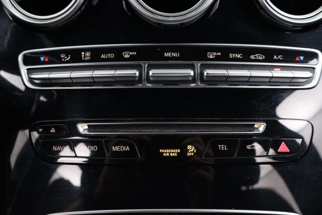 Mercedes-Benz GLC 2015 220 d 4Matic A Premium Business / AMG sisäpaketti / Vetokoukku / ILS / 360° kamera / Lohkolämmitin + Sp / Sport-penkit