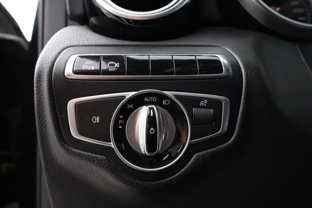 Mercedes-Benz GLC 2015 220 d 4Matic A Premium Business / AMG sisäpaketti / Vetokoukku / ILS / 360° kamera / Lohkolämmitin + Sp / Sport-penkit