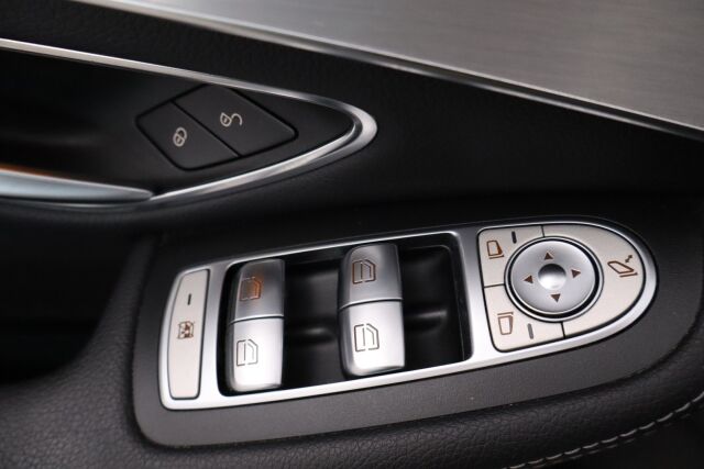 Mercedes-Benz GLC 2015 220 d 4Matic A Premium Business / AMG sisäpaketti / Vetokoukku / ILS / 360° kamera / Lohkolämmitin + Sp / Sport-penkit