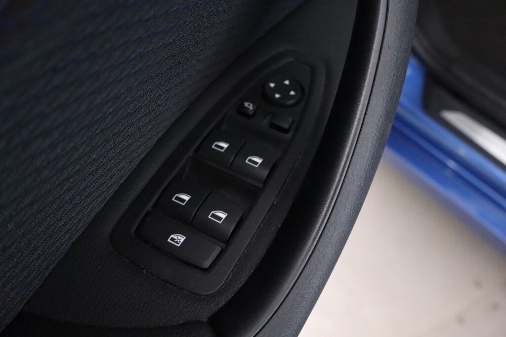 BMW X1 2019 F48 xDrive18d A Business Pro M Sport / Suomiauto / Harman Kardon / HUD / Keyless / Navigointi / Lohko + SP