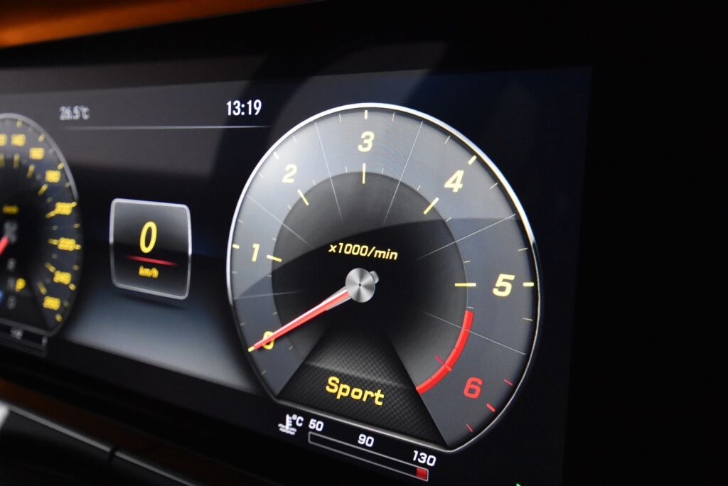 Mercedes-Benz E 2019 220 d 4Matic T A Business AMG / Vetokoukku / Widescreen / Webasto / Multibeam / Merkkiliikeen huoltokirja