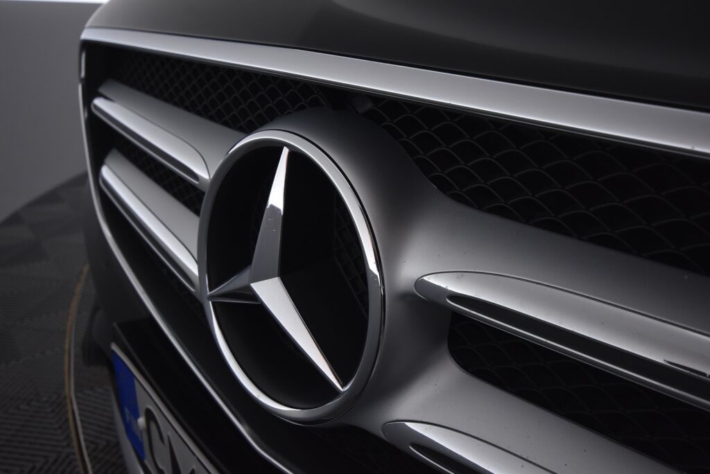 Mercedes-Benz E 2019 220 d 4Matic T A Business AMG / Vetokoukku / Widescreen / Webasto / Multibeam / Merkkiliikeen huoltokirja