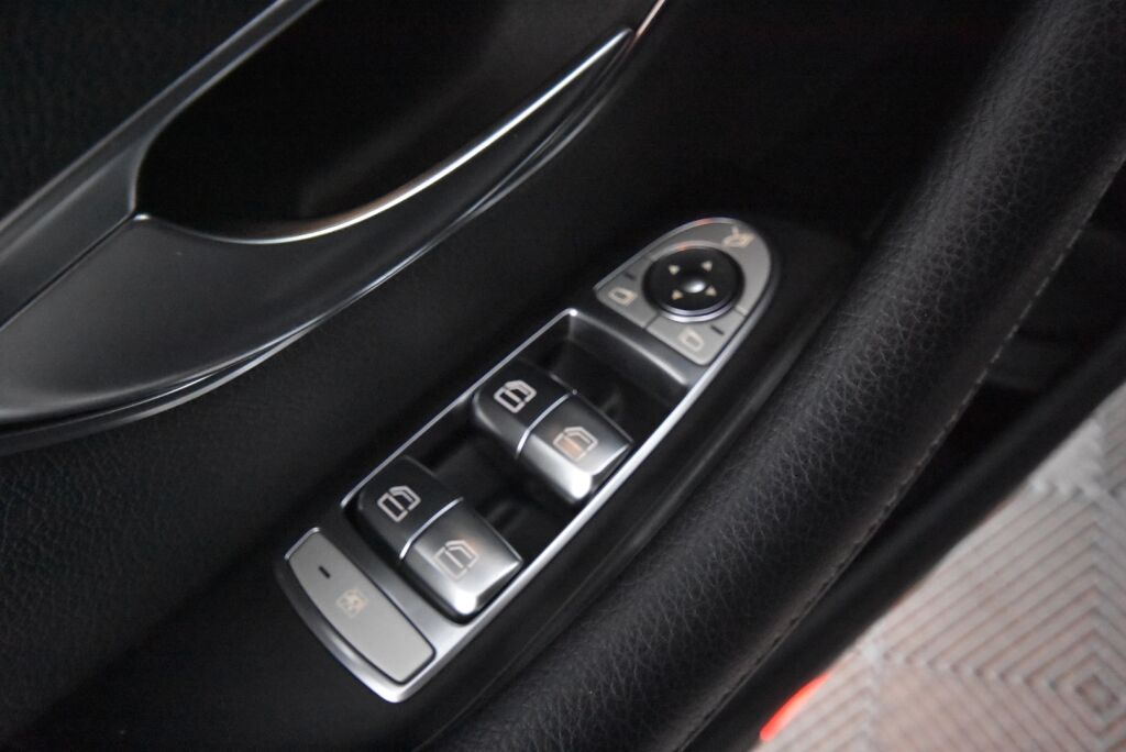 Mercedes-Benz E 2019 220 d 4Matic T A Business AMG / Vetokoukku / Widescreen / Webasto / Multibeam / Merkkiliikeen huoltokirja