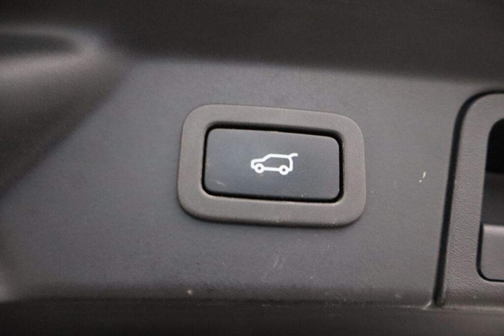 Land Rover Range Rover Velar 2019 P250 2,0 bensiini S / Merkkihuollettu / Suomiauto / ACC / Webasto / Panorama / Meridian / Muistipenkit / Navigointi - RAHOITUS TÄHÄN AUTOON VAIN 3.99% - 