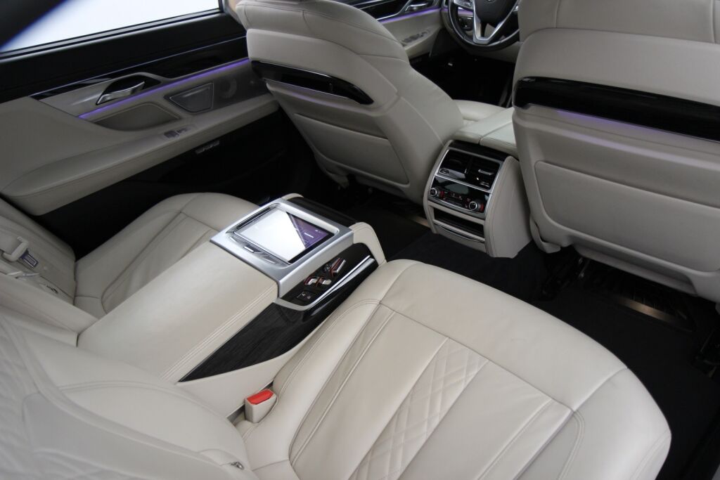 BMW 740 2016 G12 Sedan 740Le iPerformance A xDrive Business Exclusive / M Sport / Comfort istuimet edessä ja takana / Panorama / HUD / ACC /