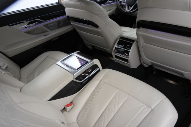 BMW 740 2016 G12 Sedan 740Le iPerformance A xDrive Business Exclusive / M Sport / Comfort istuimet edessä ja takana / Panorama / HUD / ACC /